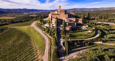 Włochy, krajobraz Toskanii. Malownicze winnice Toskanii. Widok z lotu ptaka średniowiecznego zamku - Castello di Banfi. Włochy, Toskania dekoracje wysoki kąt panoramiczny widok