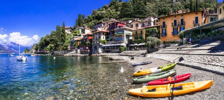 Einer der schönsten Seen Italiens - der Comer See. Panoramablick auf das schöne Dorf Varenna, beliebte Touristenattraktion