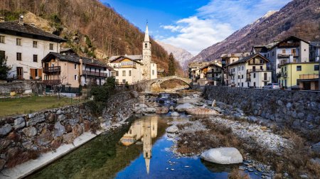 Foto de Most beautiful Alpine villages of northern Italy- Fontainemore, medieval borgo in Valle d'Aosta region, aerial drone view - Imagen libre de derechos