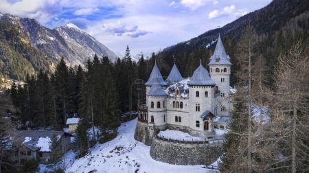 Foto de Increíble castillo medieval de cuento de hadas Savoia en Valle d 'Aosta en invierno. al norte de Italia. vista aérea del dron - Imagen libre de derechos