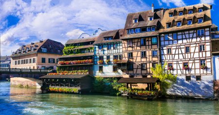 Téléchargez les photos : Beaux canaux de Strasbourg ville colorée florale traditionnelle en Alsace région, France Voyage et points d'intérêt - en image libre de droit