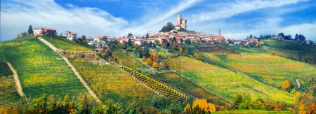 Foto de Paisaje otoñal. Serralunga d 'alba pueblo en Piamonte (Piamonte) con vastos campos de viñedos. famosa región vinícola de Italia - Imagen libre de derechos