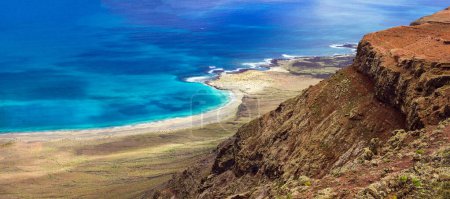 Téléchargez les photos : Paysages naturels étonnants de l'île de Lanzarote, endroit populaire Mirador del Rio avec vue imprenable sur l'île de Grasiosa dans la partie nord. Îles Canaries - en image libre de droit