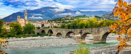 Foto de Bobbio - hermoso pueblo medieval (borgo) de Emilia-Romaña en Italia. Panorama del casco antiguo y puente antiguo - Imagen libre de derechos
