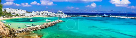 Téléchargez les photos : Vacances en Grèce, Cyclades, île de Paros meilleures plages et mer. Village de pêcheurs pittoresque et tranquille Piso Livadi avec mer turquoise - en image libre de droit