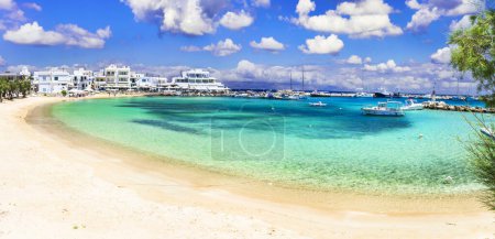 Téléchargez les photos : Vacances en Grèce, Cyclades, île de Paros meilleures plages et mer. Village côtier tranquille pittoresque Piso Livadi avec mer turquoise - en image libre de droit