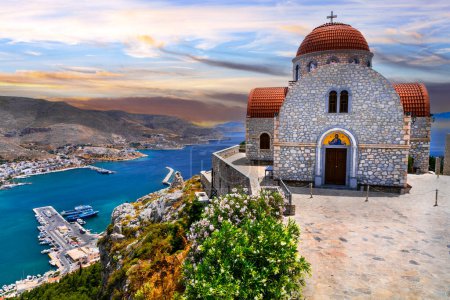 Téléchargez les photos : Grèce incroyable - belle île de Kalymnos, Dodécanèse. vue sur la ville pittoresque de Pothia et le monastère Agios Savvas - en image libre de droit
