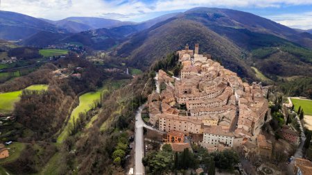 Foto de Italia, Umbría lugares más pintorescos. hermoso pueblo medieval Nocera Umbra, región de Perugia. Vista panorámica del dron aéreo - Imagen libre de derechos