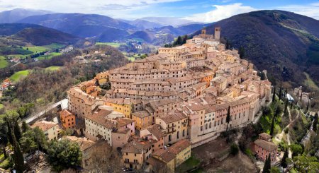 Italien, Region Umbrien schönsten Orten. wunderschönes mittelalterliches Dorf Nocera Umbra, Region Perugia. Drohnenpanorama aus der Luft