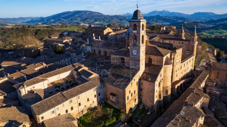 Foto de Una de las ciudades medievales más bellas de Italia Urbino en la región de Marche. vista panorámica de alto ángulo del dron aéreo sobre el atardecer - Imagen libre de derechos
