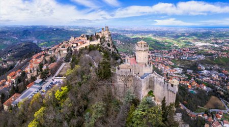 Téléchargez les photos : Drone aérien de Saint-Marin vue panoramique sur la ville médiévale et deux châteaux. Italie voyages et monuments - en image libre de droit