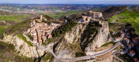 Einzigartig schöne Orte Italiens. Region Emilia Romagna. Luftaufnahme der beeindruckenden mittelalterlichen Burg von San Leo, die sich in der Spitze des Sandsteinfelsens und des Dorfes befindet