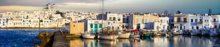 Foto de Grecia viaja. Ciclades, isla de Paros. Hermoso pueblo pesquero Naousa. Panorama de puerto viejo con veleros sobre puesta de sol. mayo de 2021 - Imagen libre de derechos