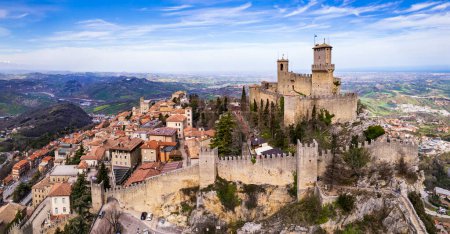 Foto de San Marino vista panorámica del dron aéreo de la ciudad medieval y uno de los castillos. Italia viajes y puntos de referencia - Imagen libre de derechos