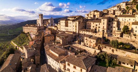 Téléchargez les photos : Impressionnante ville médiévale Assise en Ombrie au coucher du soleil. Italie. vue panoramique sur drone aérien. Voyage italien et meilleures destinations - en image libre de droit