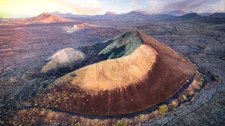 Foto de Isla Lanzarote. Parque Nacional de Timanfaya. vista aérea del dron del volcán y el cráter. Islas Canarias escenógrafo de la naturaleza - Imagen libre de derechos