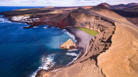 Téléchargez les photos : Lanzarote, paysages des îles Canaries. Vue aérienne par drone d'El Golfo avec lac vert volcanique Lago Verde et plage de sable noir - en image libre de droit
