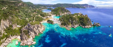 Korfu. Luftaufnahme der beliebtesten und schönsten Paleokastrtsa Touristendörfer und Urlaubsorte, Blick auf den Strand von Ampelaki. Griechenland, ionische Insel