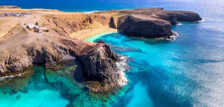 Foto de Lanzarorote Islas Canarias mejores paisajes de playa. Avión teledirigido panorámico vista de ángulo alto de la popular playa de Papagayo en el sur - Imagen libre de derechos