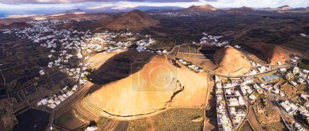 Foto de Isla Lanzarote. Parque Nacional de Timanfaya. vista aérea del dron del volcán y el pueblo de Tajaste cerca. Islas Canarias paisaje natural - Imagen libre de derechos