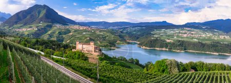 Téléchargez les photos : Châteaux médiévaux les plus célèbres et les plus beaux du nord de l'Italie. Cles - dans le Trentin, province de Trente. entourée de champs de pommiers près du lac Santa Giustina - en image libre de droit