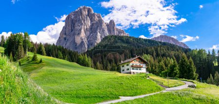 Panorama des malerischen Grödner Dorfskigebietes mit traditionellen Häusern in Südtirol, umgeben von den Dolomiten, Norditalien.