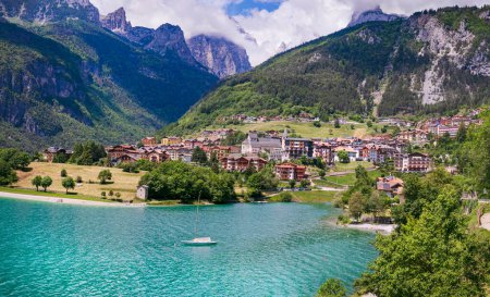 Téléchargez les photos : Lacs de montagne les plus pittoresques du nord de l'Italie - belle Molveno en Trente, région du Trentin-Haut-Adige - en image libre de droit