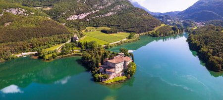 Téléchargez les photos : Le magnifique lac Toblino est considéré comme l'un des lacs les plus romantiques du Trentin, en Italie. vue panoramique sur drone aérien avec château médiéval. Vallée de Sarca - en image libre de droit