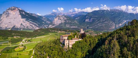 Foto de Italia destinos de viaje. Famoso castillo medieval Madruzzo en Trentino Alto Adigio provincia de Trento. Vista aérea panorámica del dron - Imagen libre de derechos