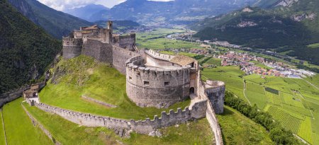 Foto de Castel Beseno vista panorámica del dron aéreo - Castillos medievales históricos más famosos e impresionantes de Italia en la provincia de Trento, región de Trentino - Imagen libre de derechos