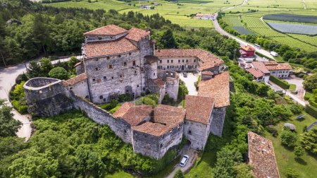 Téléchargez les photos : Château Pietra entouré de vignobles, vue aérienne sur drone - charmants châteaux médiévaux d'Italie dans la province de Trente, région du Trentin - en image libre de droit
