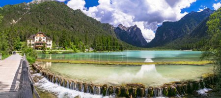 Foto de Lagos más bellos y pintorescos del norte de Italia. Lago di Dobbiaco en Val Pusteria, Tirol del Sur. Adigio Trentino-Alto - Imagen libre de derechos