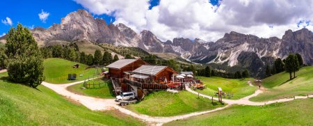 Foto de Paisaje de la naturaleza alpina. Impresionante panorama de las hermosas montañas de los Alpes Dolomitas, Cortina d 'ampezzo estación de esquí en el sur del Tirol en el norte de Italia. - Imagen libre de derechos