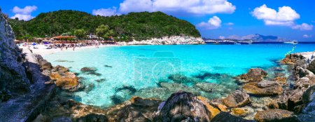 Téléchargez les photos : Grèce. Île d'Antipaxos - petite belle île ionienne avec ses magnifiques plages blanches et sa mer de cristal turquoise. Vue de la magnifique plage de Vrika - en image libre de droit