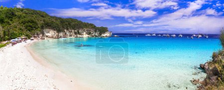 Foto de Grecia. La isla Antipaxos - la pequeña isla hermosa ioniana con las playas hermosas blancas y el mar de la tiranía. Vista de la impresionante playa de Voutoumi - Imagen libre de derechos