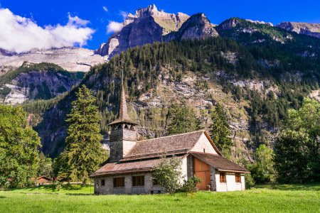 Téléchargez les photos : Suisse lieux pittoresques. pittoresque village de Kanderseg, vue sur la vieille église entourée d'impressionnantes montagnes des Alpes. Canton de Berne - en image libre de droit