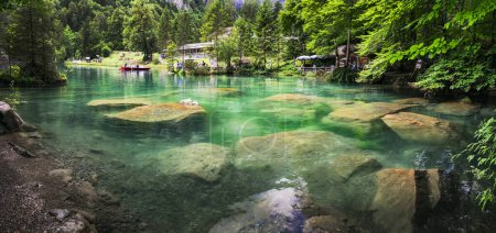 Foto de Blausee - uno de los lagos más bellos de Europa, situado en Suiza, cantón de Berna. famosa por sus aguas transparentes y esmeralda, rodeada de montañas de los Alpes. Destino turístico popular - Imagen libre de derechos