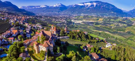 Foto de Turismo del norte de Italia. Tradicional pintoresco pueblo de montaña Schenna (Scena) cerca de la ciudad de Merano en Trentino Alto Adigio región. vista aérea de alto ángulo del dron - Imagen libre de derechos