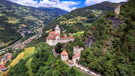 Téléchargez les photos : Italie du Nord Voyage et points d'intérêt. majestueux château médiéval Trostburg - Musée des châteaux du Tyrol du Sud à Valle Isacro - en image libre de droit