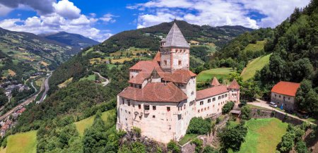 Téléchargez les photos : Italie du Nord Voyage et points d'intérêt. majestueux château médiéval Trostburg - Musée des châteaux du Tyrol du Sud à Valle Isacro - en image libre de droit