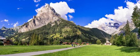 Foto de Suiza lugares escénicos. pintoresco pueblo de Kanderseg y estación de esquí rodeada de impresionantes montañas de los Alpes. Cantón de Berna - Imagen libre de derechos