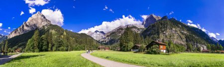 Foto de Suiza lugares escénicos. pintoresco pueblo de Kanderseg y estación de esquí rodeada de impresionantes montañas de los Alpes. Cantón de Berna - Imagen libre de derechos