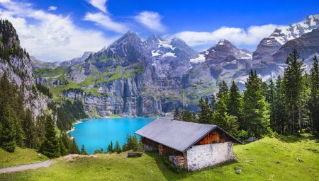 Idyllischer Schweizer Bergsee Oeschinensee (Oeschinen) mit türkisblauem Wasser und schneebedeckten Gipfeln der Alpen bei Kandersteg. Schweiz Natur und Reisen