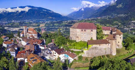 Téléchargez les photos : Tourisme du nord de l'Italie. Village de montagne traditionnel pittoresque Schenna (Scena) près de Merano ville dans le Trentin-Haut-Adige région. vue du château médiéval, vue aérienne - en image libre de droit
