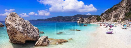 Foto de Lefkada Isla jónica de Grecia. mejores playas pintorescas - hermoso Agiofili con mar de cristal turquesa cerca de Viasiliki - Imagen libre de derechos