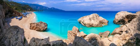 Foto de Grecia las mejores playas de las islas Jónicas. Lefkada - pintoresca playa larga Kathisma con mar turquesa tropical y san blanco - Imagen libre de derechos