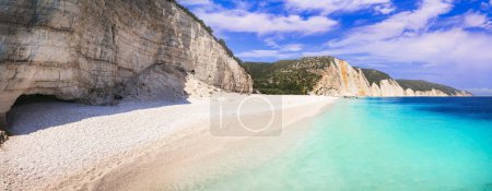 Téléchargez les photos : Grèce meilleures plages des îles ioniennes. Cephalonia (Céphalonie) - plage pittoresque desséchée Fteris avec mer turquoise tropicale et cailloux blancs - en image libre de droit