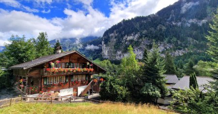 Foto de Suiza viaja. lugares más pintorescos. hermoso pueblo Lauterbrunnen y valle rodeado de impresionantes montañas de los Alpes - Imagen libre de derechos