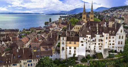 Téléchargez les photos : Suisse voyages et lieux pittoresques. Vue aérienne par drone de Neuchâtel charmante ville et impressionnant château médiéval surplombant le lac - en image libre de droit