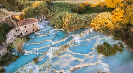 Téléchargez les photos : Les plus célèbres piscines thermales naturelles de Toscane - pittoresque Terme di Mulino vecchio (Thermes du vieux moulin à vent) dans la province de Grosseto. Vue aérienne du drone - en image libre de droit